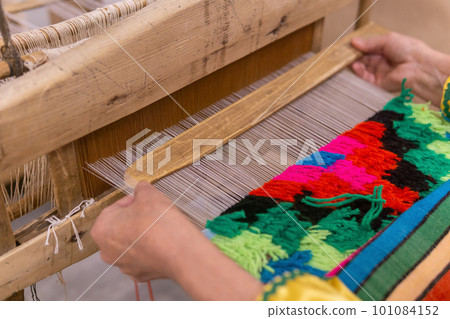 tapestry weaving process on a traditional wooden handloom 101084152