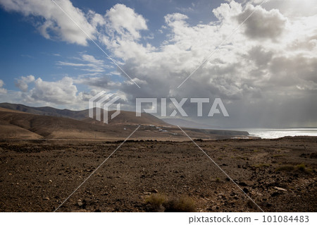 Desert and Atlantic ocean, Fuerteventura, Spain 101084483
