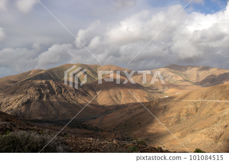 Mountains and a cloudy sky, Fuerteventura, Spain Mountains and a cloudy sky, Fuerteventura, Spain 101084515
