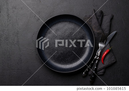 Top-down view of an empty plate and silverware mockup 101085615