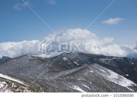 Odarumi Pass seen from the summit of Mt. Kinpu, one of Japan's 100 most famous mountains, during the remaining snow season in Minamisaku District, Nagano Prefecture Odarumi Pass seen from the summit of Mt. Kinpu, one of Japan's 100 most famous mountains, during the remaining snow season in Minamisaku District, Nagano Prefecture 101086086
