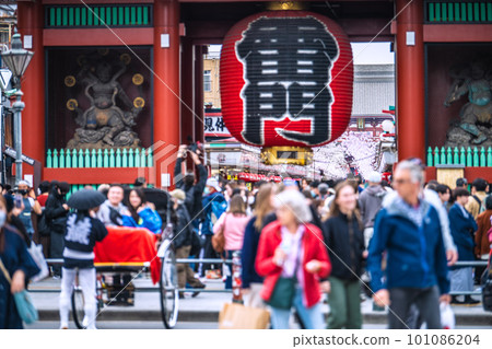 Tokyo cityscape in Japan Wearing a mask based on personal judgment ... Crowded Sensoji Temple, rickshaws in front of Kaminarimon ... Foreigners surge = March 29 Tokyo cityscape in Japan Wearing a mask based on personal judgment ... Crowded Sensoji Temple, rickshaws in front of Kaminarimon ... Foreigners surge = March 29 101086204