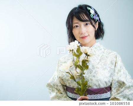 手捧花身穿西式花紋（和服）的女子：白底 101086558