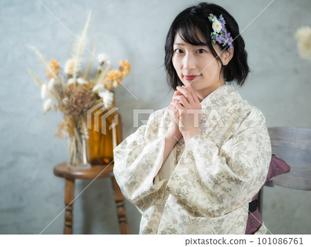 Western-style floral pattern (kimono) woman: dried flowers in the background 101086761