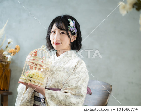 西式花卉圖案(和服)女人:背景中的干花 西式花卉圖案(和服)女人:背景中的干花 101086774