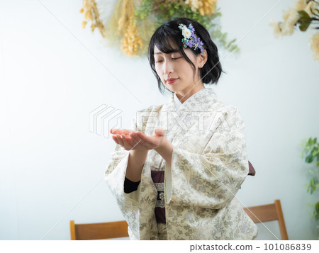 Western-style floral pattern (kimono) woman: dried flowers on a white background Western-style floral pattern (kimono) woman: dried flowers on a white background 101086839