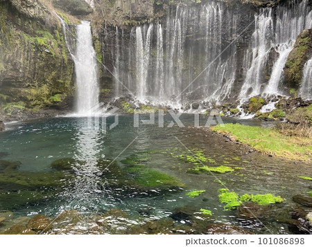 與Shiraito瀑布的風景 與Shiraito瀑布的風景 101086898