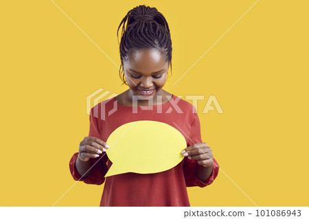 Smiling girl hold speech bubble with empty space 101086943
