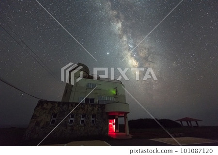 波照間島的星空觀測塔和銀河（沖繩） 101087120