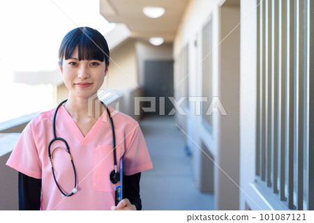 站在公寓房間前的女護士，家訪護理，醫務人員，醫生，家訪，家訪護理，家訪醫療，家庭醫療 101087121