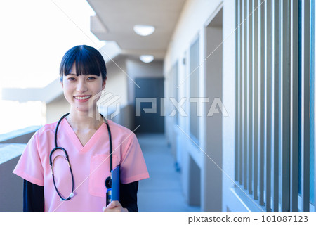 站在公寓房間前的女護士,家訪護理,醫務人員,醫生,家訪,家訪護理,家訪醫療,家庭醫療 站在公寓房間前的女護士,家訪護理,醫務人員,醫生,家訪,家訪護理,家訪醫療,家庭醫療 101087123