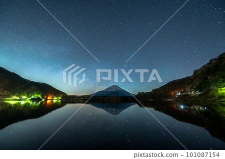 鳥海山映照在精進湖和銀河中 101087154