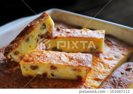 Ceramic bowl with baked curd casserole, close-up. Homemade cakes Ceramic bowl with baked curd casserole, close-up. Homemade cakes 101087212