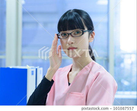 一名戴眼鏡、戴磨砂膏的女醫務人員在檢查室醫生門診檢查眼鏡快速檢查 101087557