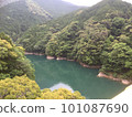 綠樹環繞的大壩湖 101087690