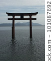 Torii漂浮在湖面上 101087692
