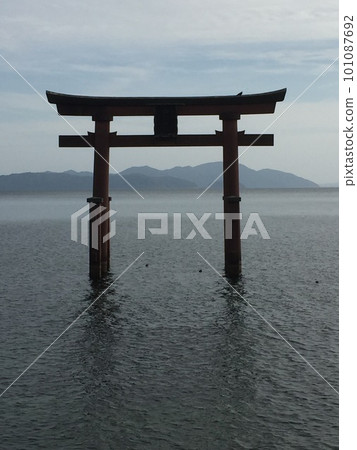 Torii漂浮在湖面上 Torii漂浮在湖面上 101087692