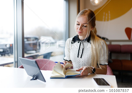 Businesswoman Yulia works remotely in a cafe 101087837