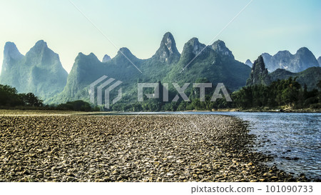 中國漓江和陽朔岩石 / 陽朔，廣西，中國 101090733