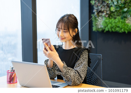在辦公室使用智能手機的女性 101091179