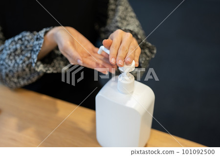 用酒精消毒的女人的手 101092500