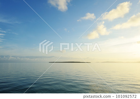 沖繩縣小濱島 沐浴在朝陽中的海天 沖繩縣小濱島 沐浴在朝陽中的海天 101092572