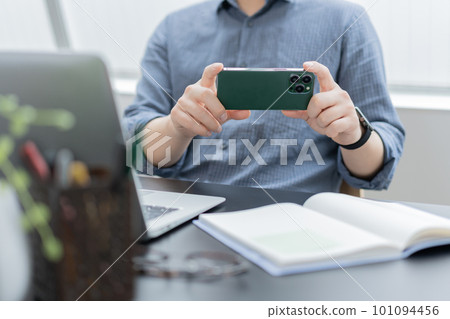在辦公室操作智能手機的年輕人的手 101094456