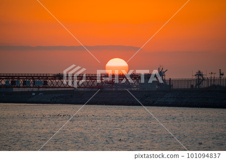 [Sunrise from Keihinjima Tsubasa Park] 101094837