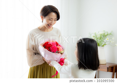 一位母親在母親節收到康乃馨 一位母親在母親節收到康乃馨 101095500