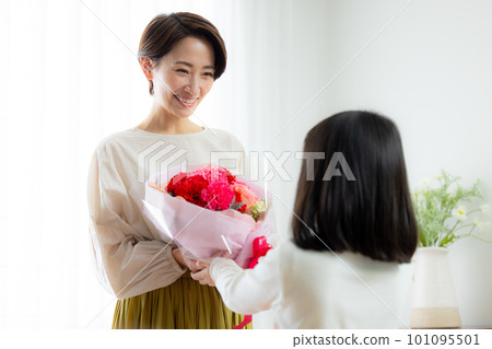 一位母親在母親節收到康乃馨 一位母親在母親節收到康乃馨 101095501