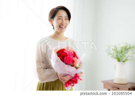 一位母親在母親節收到康乃馨 一位母親在母親節收到康乃馨 101095504