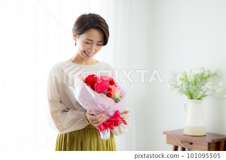 一位母親在母親節收到康乃馨 一位母親在母親節收到康乃馨 101095505