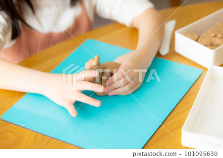 孩子們玩黏土 孩子們玩黏土 101095630