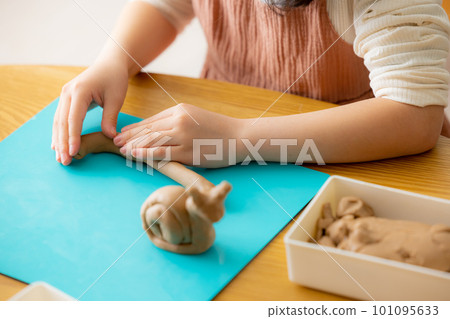 孩子們玩黏土 孩子們玩黏土 101095633