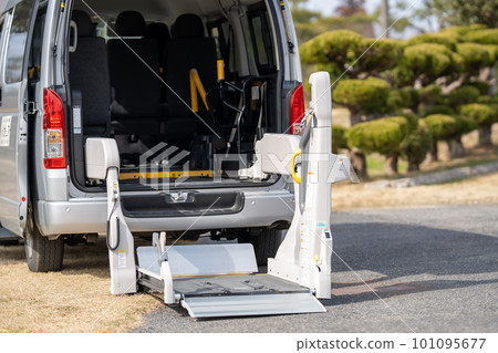 Welfare vehicle that can get on and off people in wheelchairs with a lift Welfare vehicle that can get on and off people in wheelchairs with a lift 101095677