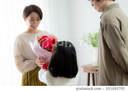 一位母親在母親節收到康乃馨 101095705