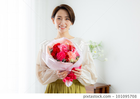 一位母親在母親節收到康乃馨 101095708