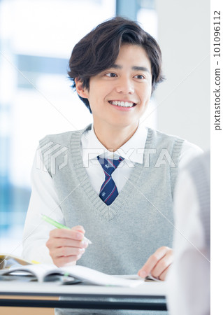 高中生和朋友一起學習《LINK FOREST》拍攝合作 101096112