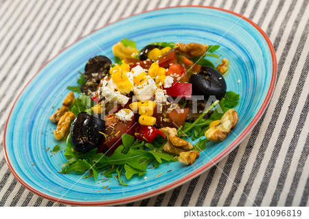 Salad of arugula with tomatoes, bell pepper, feta, walnuts 101096819
