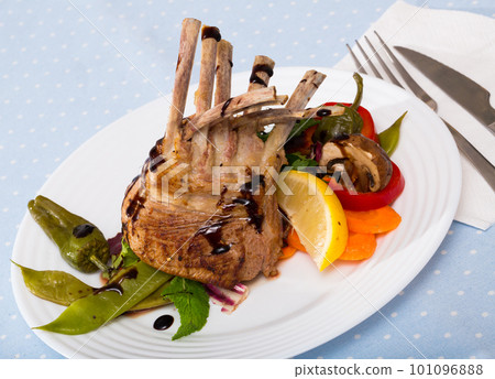 Lamb ribs served with vegetables Lamb ribs served with vegetables 101096888