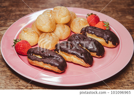 盤子裡的迷你奶油泡芙、泡芙和草莓 101096965