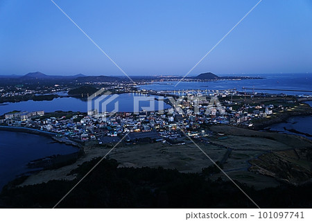 Scenery of Seongsan Ilchlbong  101097741