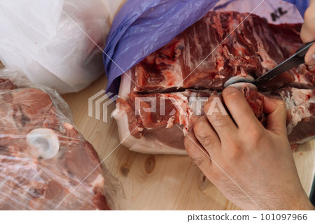 Cutting into pieces along the joint of the pork chop 101097966