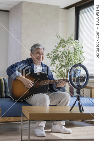 老人一邊彈吉他一邊唱歌 現場流媒體圖像 老人一邊彈吉他一邊唱歌 現場流媒體圖像 101098143