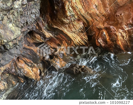 流經紅色岩石表面的海 101098227