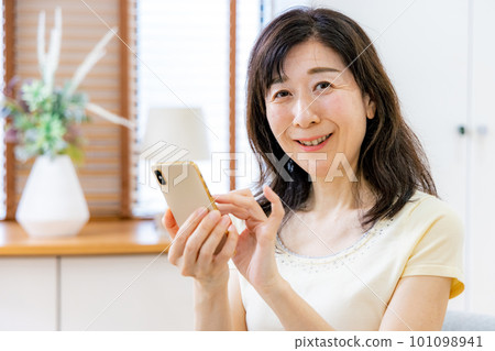 看智慧型手機的資深婦女 101098941