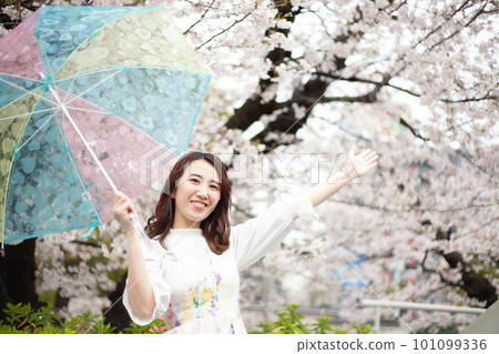 櫻花和一個年輕女子 101099336