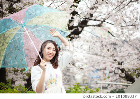櫻花和一個年輕女子 101099337