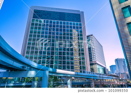 日本的東京城市景觀 汐留建築、百合鷗、汐留站（屏幕右側）等景觀（連續照片） 101099350