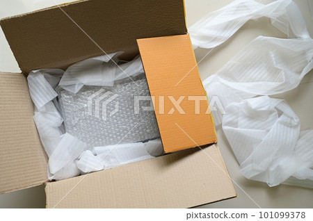 white wrap bubble put in brown box 101099378